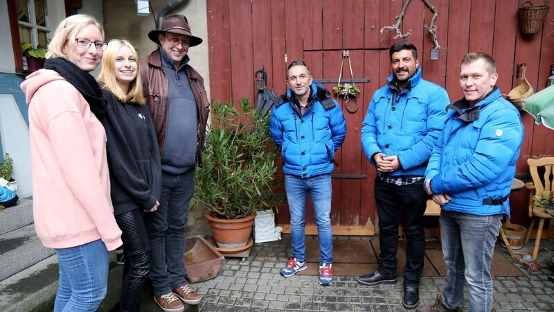 Samira (2te li.) und Natascha (li.) sind verzweifelt, denn ihr Vater Jürgen (3ter li.) ist der Sammelwut verfallen. Durch eine Krankheit kann sich Jürgen allerdings nicht mehr ausreichend um seine Schätze kümmern. Die Trödelprofis sollen beim Verkauf unterstützen. – Bild: RTLZWEI