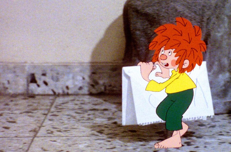 Pumuckl schreibt einen Brief an die Hausmeisterin. „Vier kalt“ steht darin. Die Hausmeisterin wundert sich sehr und denkt bald, dass ein gefährlicher Verrückter sie bedrohen will. – Bild: BR/​Infafilm GmbH/​Original-Entwurf „Pumuckl“-Figur: Barbara von Johnson