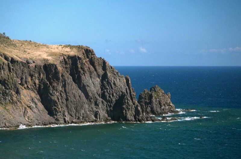 Eine kleine Vulkaninsel mitten in der Karibik: Auf Montserrat wurden entlang eines Flusslaufs nach sintflutartigen Regenfällen seltsame in den Stein gemeißelte Figuren freigelegt … – Bild: Elephant Doc
