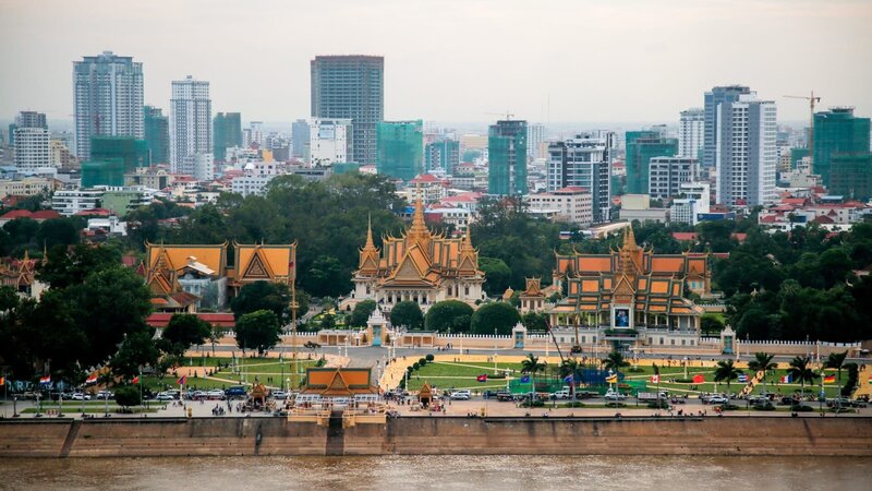 Der königliche Palast ragt deutlich im Vordergrund der schnell wachsenden Skyline von Phnom Penh hervor. – Bild: ORF/​Warner/​The Travel Channel