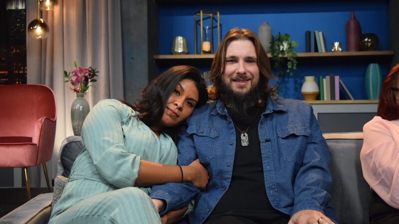 Colt with Vanessa leaning on his shoulder. – Bild: Discovery Communications, LLC