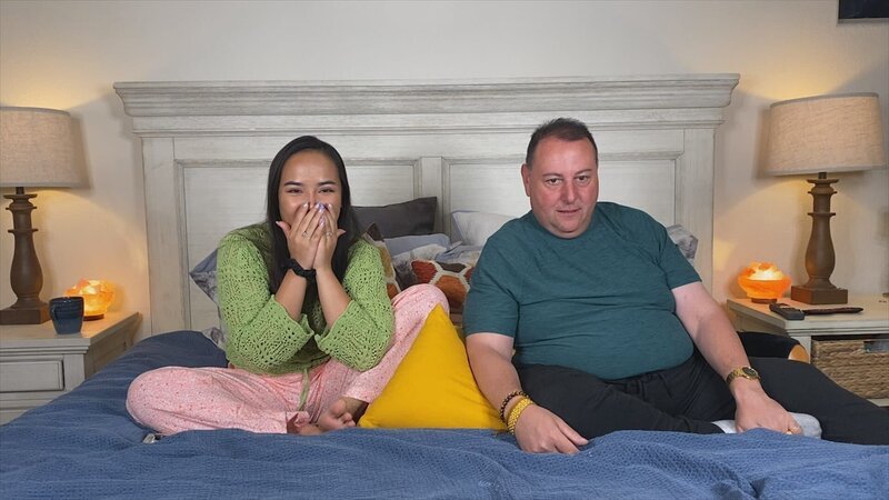 Annie is shocked as her and David watch the new episode of 90 Day Fiancé. – Bild: Discovery Communications, LLC