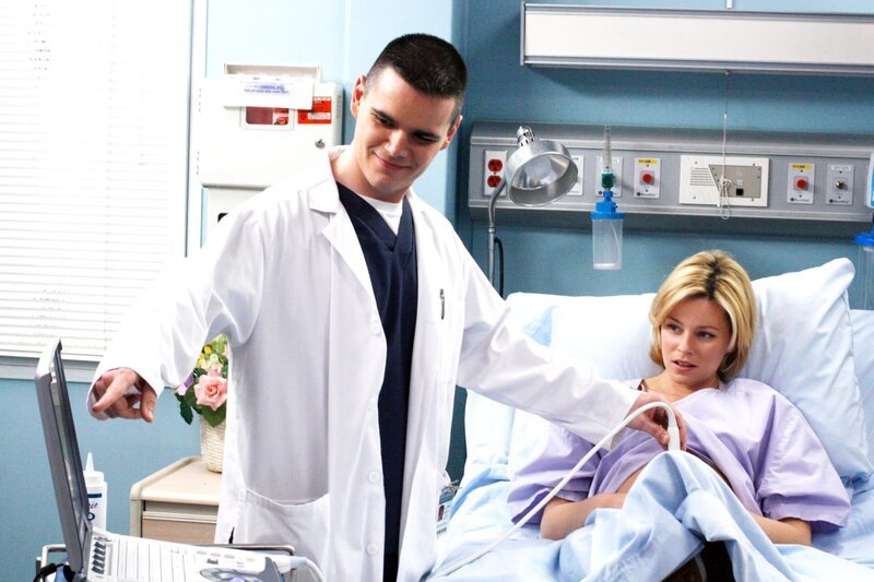 Michael Ausiello (Geburtshelfer), Elizabeth Banks (Dr. Kim Briggs). – Bild: ORF 1