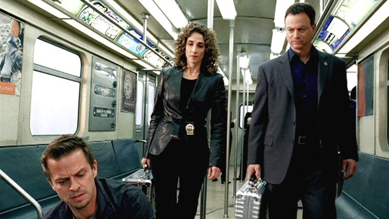 Die Detectives Danny Messer (Carmine Giovianzzo, l.), Stella Bonasera (Melina Kanakaredes) und Mac Taylor (Gary Sinise) stehen vor einem rätselhaften Fall. In einer U-Bahn wird ein Mann erschossen, doch die Kugel wurde außerhalb des Zuges abgefeuert. – Bild: RTL /​ CBS