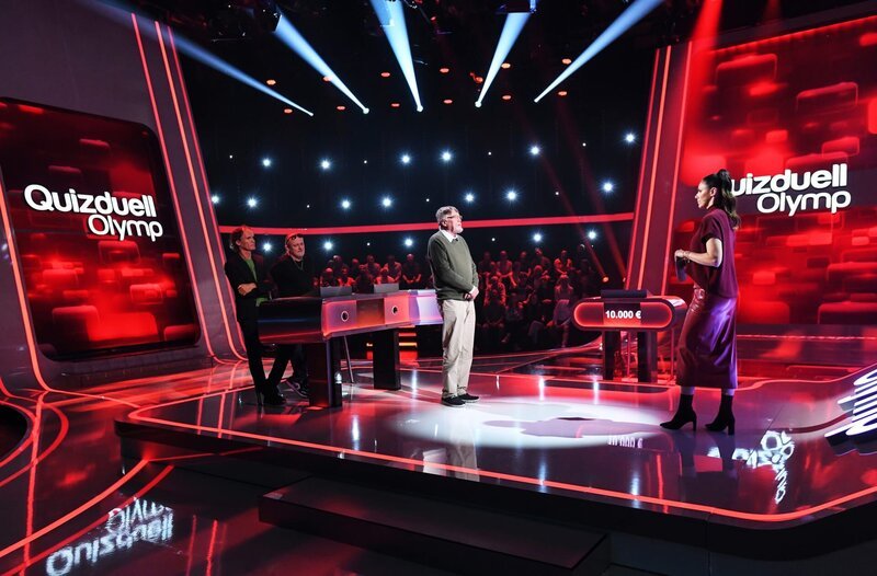 Moderatorin Esther Sedlaczek (r.) mit den Kandidaten des Teams „Witz“: Olaf Schubert (l.) und Markus Krebs (2.v.l.), sowie dem Quizexperten Eckart Freise (M.). – Bild: ARD/​Uwe Ernst