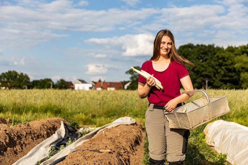 Theresa Bub aus Mittelfranken beim Spargelstechen. – Bild: Melina Hehemeyer /​ BR, megaherz gmbh
