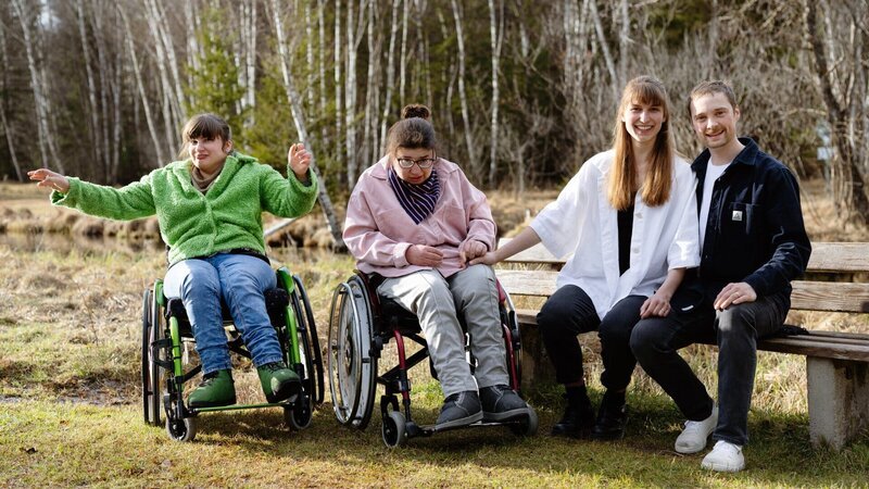 Janika (28) (2.v.r.) hat zwei Schwestern mit Behinderung, Sarah (l.), Lea (2.v.l.). Diese Geschwisterkonstellation spielt auch in ihre Partnerschaft mit Bene (30) (r.) mit hinein. – Bild: ZDF und Simon Koy