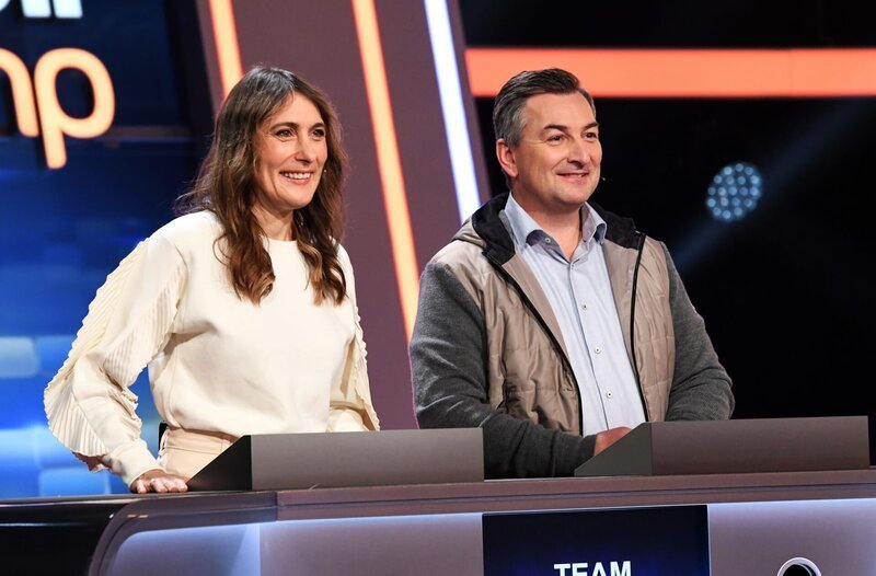 Die Kandidat:innen des Teams „Börse“: Anja Kohl (l.) und Markus Gürne (r.). – Bild: ARD/​Uwe Ernst