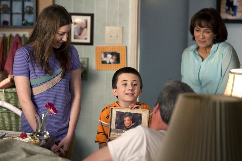 Wenn der Vatertag ansteht, setzt Frankie (Patricia Heaton, r.) alle Hebel in Bewegung, um für Mike (Neil Flynn, vorne), zusammen mit Sue (Eden Sher, l.), Brick (Atticus Shaffer, M.) und Axl, einen perfekten Tag zu organisieren. Ob sich Mike mit einem tollen Muttertag für Frankie revangiert? – Bild: Warner Brothers
