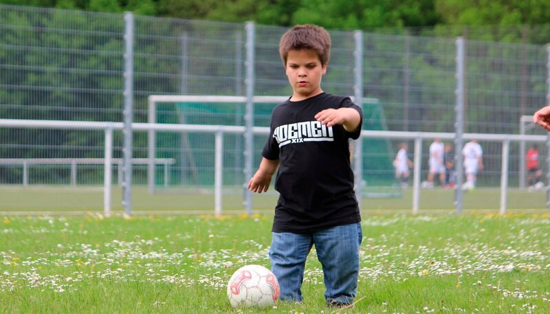 Jonas ist kleinwüchsig und gerade zwölf Jahre alt geworden. Mit nur 1,15 Meter Körpergröße ist er so groß wie ein Sieben- oder Achtjähriger. Das ist sein Handicap. – Jonas beim Rasenmähen. – Bild: rbb/​Bernadette Hauke