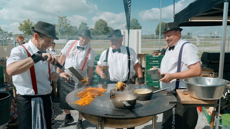 Die „Grillinger“ aus Mainz-Finthen hatten sich aus einer Laune heraus für die Grill- Landesmeisterschaften angemeldet – und wurden Erste. Damit sind sie für die legendäre Grill-WM qualifiziert, bei der 100 Teams aus 23 Ländern gegeneinander antreten. Die Doku begleitet die „Grillinger“, aber auch die Aartal-Barbecue-Crew und die Black Pearl BBQs. – Bild: SWR Die „Grillinger“ aus Mainz-Finthen hatten sich aus einer Laune heraus für die Grill- Landesmeisterschaften angemeldet – und wurden Erste. Damit sind sie für die legendäre Grill-WM qualifiziert, bei der 100 Teams aus 23 Ländern gegeneinander antreten. Die Doku begleitet die „Grillinger“, aber auch die Aartal-Barbecue-Crew und die Black Pearl BBQs. – Bild: SWR