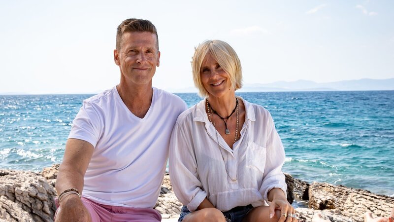Damira Erdenberger (R) and Hans Erdenberger (L) sitting on the rock by the sea on the shore of Brac Island, Croatia, as seen on Mediterranean Life – Bild: Scripps Networks, LLC.