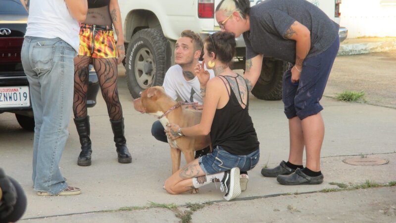 Tia, Mariah, Marcel are with workers during the rescue. – Bild: Discovery Communications Tia, Mariah, Marcel are with workers during the rescue. – Bild: Discovery Communications