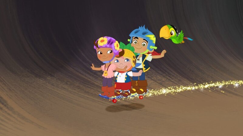 (v.li.) Izzy, Cubby und Jake haben eine Menge Spaß beim Skateboardfahren. Auch Skully freut sich, dass seine Freunde endlich einmal schneller unterwegs sind. – Bild: Disney