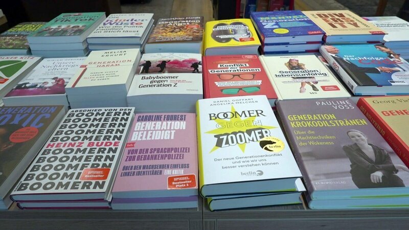 Büchertisch mit Generationensachbüchern und Generationenratgebern. – Bild: ZDF/​ORF/​Constanze Grießler