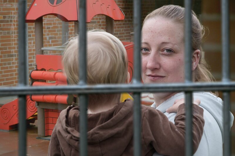 Eltern hinter Gittern. In einigen Fällen sind die Kinder mit im Gefängnis. – Bild: i& u TV /​ KArin Wendland /​ ZDF