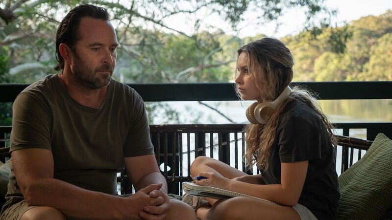 Daniel (Sullivan Stapleton) hat das Bestechungsgeld angenommen – nun vertraut er sich Ollie an. – Bild: Subtext Pictures