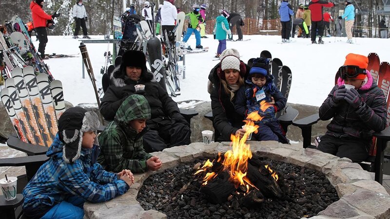 The Valastro family takes a rest by the fire with some hot chocolate. – Bild: TLC