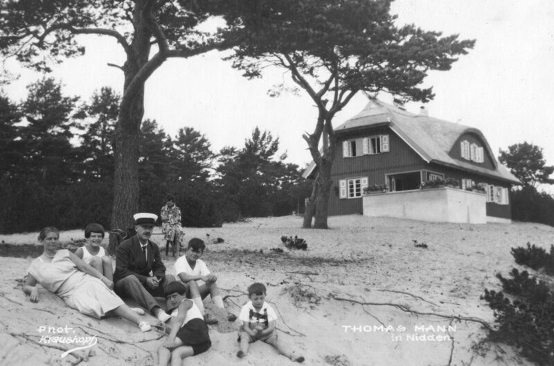 Zusammen mit seiner Familie verbrachte der Schriftsteller drei Sommer in seinem Haus. Das Foto zeigt sie im Jahr 1930. – Bild: Zentralfilm