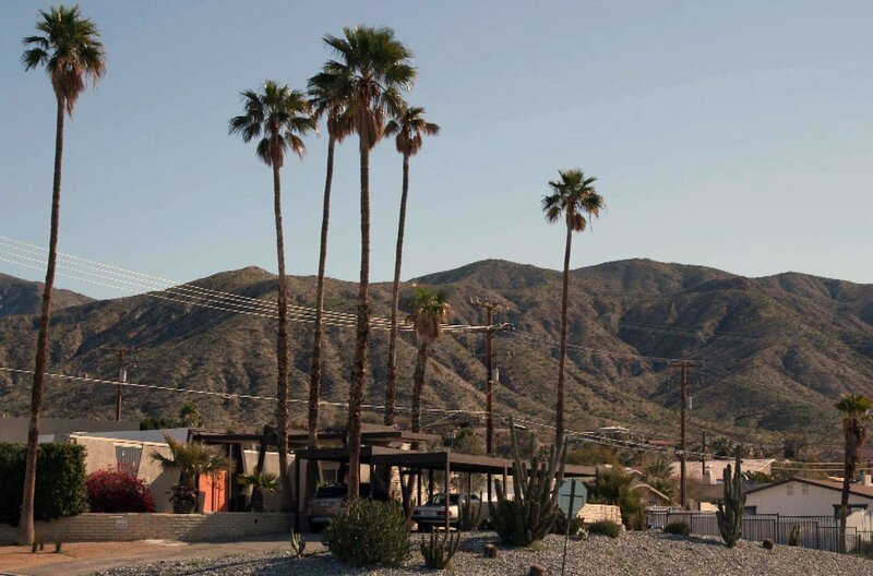 Unter der Oberfläche der rasterförmig angelegten Stadt Desert Hot Springs verbirgt sich ein Geheimnis: unterirdische Thermalquellen, deren Wasser zu den reinsten auf der ganzen Welt gehört. – Bild: Elephant Doc