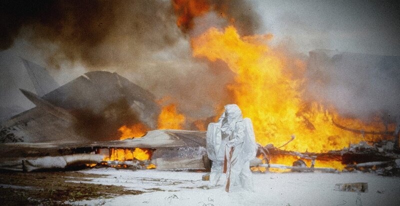 1989 verunglückt in Berlin-Schönefeld ein Passagierflugzeug. Den Rettern fehlt es an Löschwasser und Krankenwagen. Doch das DDR-Regime verweigert jegliche Hilfe vom Klassenfeind aus West-Berlin. – Bild: DRA /​ ZDF und DRA