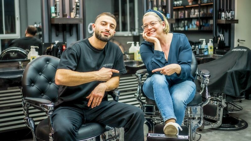 Alperen & Astrid in Alperens Barbershop. – Bild: ORF/​Neuland Film