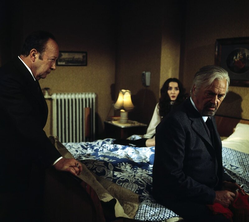 Nur eine einzige Devise beherrscht alle Beteiligten: Nicht die Nerven verlieren, denn das könnte dem unbekannten Mörder seine Chance geben! Eva Rassner (Christine Kaufmann, M.) droht unter dem Druck der Ereignisse schlapp zu machen. Deshalb bittet der Kommissar (Erik Ode, l.) Dr. Hochstätter (Curd Jürgens, r.) um ärztliche Hilfe für sie. – Bild: ZDF /​ Neue Münchner Fernsehproduktion