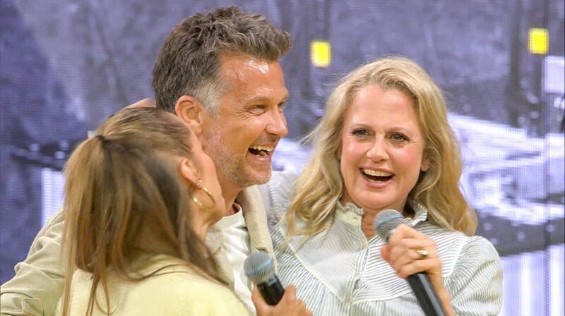 Korb für Wayne! Annemarie Carpendale küsst Barbara Schöneberger. – Bild: SWR/​Kimmig Entertainment /​ ORF