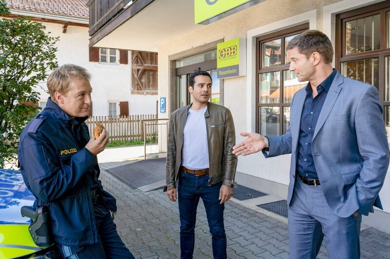 Vor der OBB-Bank besprechen Polizeihauptmeister Mohr (Max Müller, l.), Kommissar Kaya (Baran Hêvî, M.) und Kommissar Hansen (Igor Jeftić, r.) die aktuellen Ermittlungsergebnisse im Mordfall des Bank-Filialleiters Dr. Aumüller. – Bild: ORF/​ZDF/​Linda Gschwentner