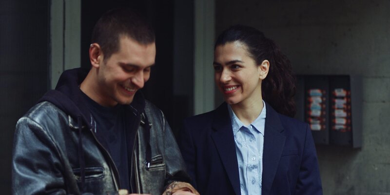 Louna Lloris (Anna Bardavelidze, r.) und Liam (Ludwig Brix, l.) rücken während ihrer aufregenden Suche nach Beweisen näher zusammen. – Bild: ZDF und Philip Jestädt