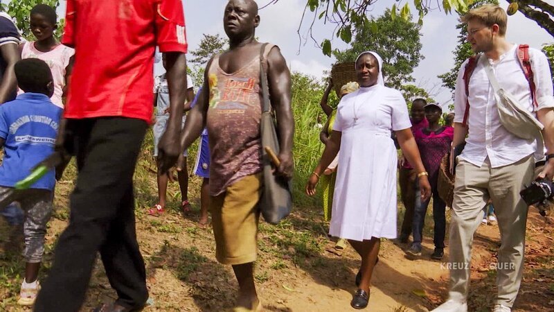 Ordensschwester Sister Regina Ignatia Aflah vom katholischen Frauenorden der „Handmaids of the Divine Redeemer of Accra“. Schwester Regina kennt viele Familien der Kakaobauern und weiß über deren schwierige Situation gut Bescheid. – Bild: ORF