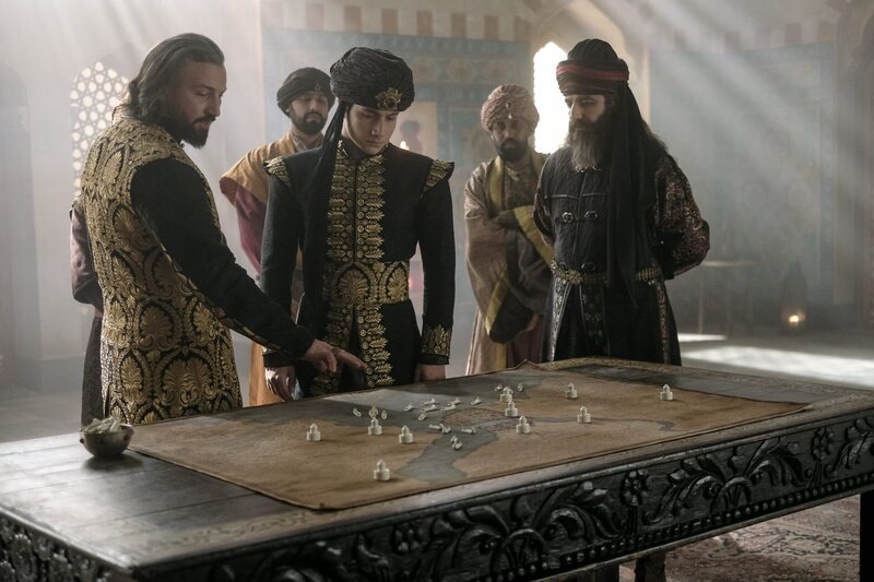 Vorne, v.li.: Murad (Murathan Muslu), sein Sohn Mehmed (Ulascan Kutlu) und Halil Pasha (Serkan Çolak) bereiten eine Strategie zur Verlegung der osmanischen Truppen vor. – Bild: ORF/​Beta Film/​MR Film/​Leo Pinter