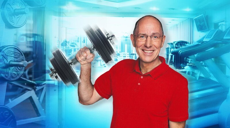 10.000 Schritte am Tag, um fit und gesund zu bleiben! So heißt es immer wieder. Gibt es tatsächlich diese eine Zahl, an der wir uns alle orientieren können? Klar ist: Bewegung ist nicht nur gut für unser Wohlbefinden, sondern auch für die Gesundheit. Das Risiko für Übergewicht, Herz-Kreislauferkrankungen oder Diabetes sinkt. Aber ab wann zeigen sich solche positiven Effekte? Quarks gibt in dieser Ausgabe Tipps, wie sich dauerhaft mehr Bewegung in den Alltag integrieren lässt und warum das so wichtig für unsere Gesundheit ist. Moderator Thomas Ranft – Bild: WDR/​Tilman Schenk
