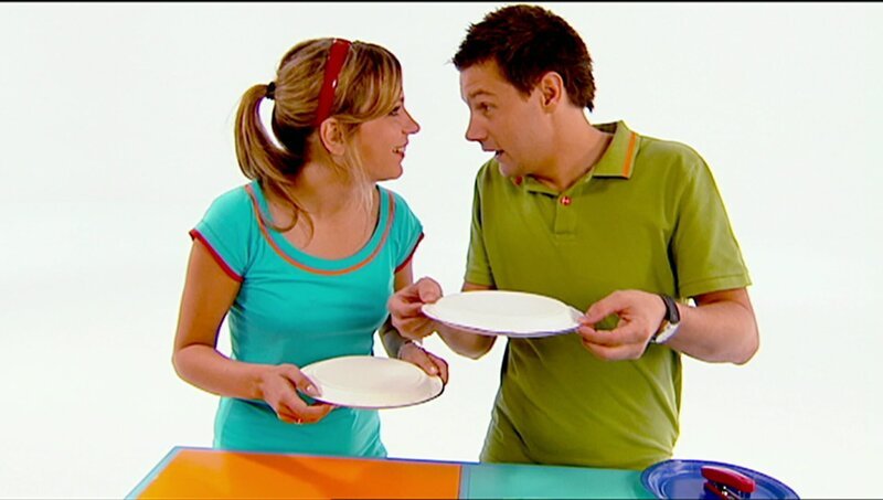 Tanja und AndrĂ basteln aus einfachen Papptellern tolle Rasseln. – Bild: WDR