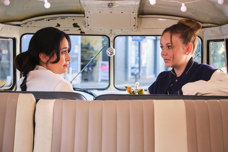 Esma (Özge Delioglan, l.) weicht Ronjas (Theresa Traser) Fragen zu Nuray aus. – Bild: RTL /​ Stefan Behrens /​ Chefsache