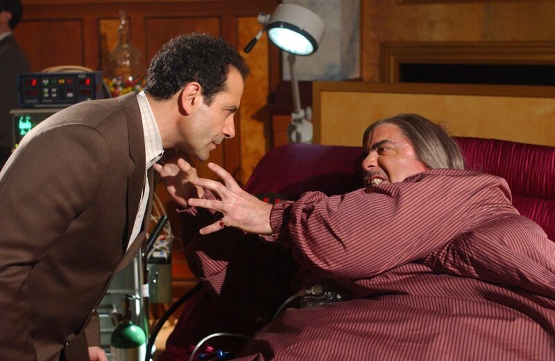 Dale Biederbeck (Adam Arkin, re.) gefällt es, als fette Qualle in seinem Bett zu liegen und den lieben Gott zu spielen. Doch Monk (Tony Shalhoub) ist seinem Scharfsinn überlegen … – Bild: Super RTL