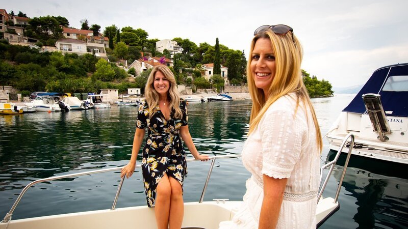 Jelena Zanko (L) and her best friend Stephanie Skrbin (R) going on a boat ride to have a meeting with the realtor in a waterfront restaurant in Mimice area, Croatia, as seen on Mediterranean Life – Bild: HGTV