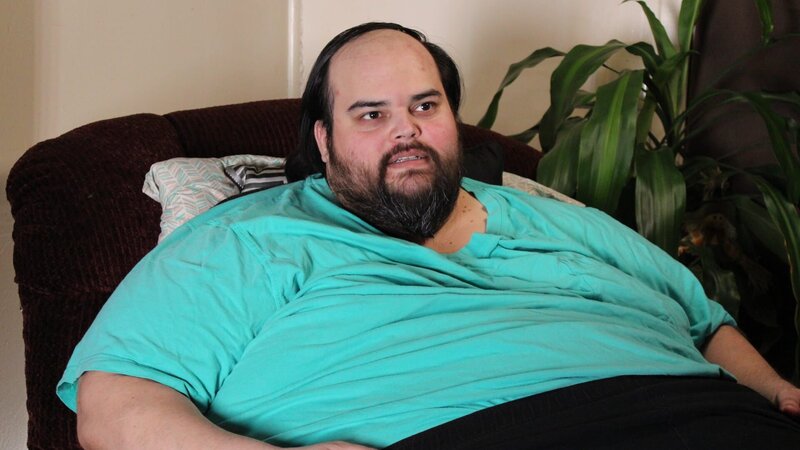 Wess eating shirtless – Bild: Warner Bros. Discovery, Inc. or its subsidiaries and affiliates. All rights reserved.