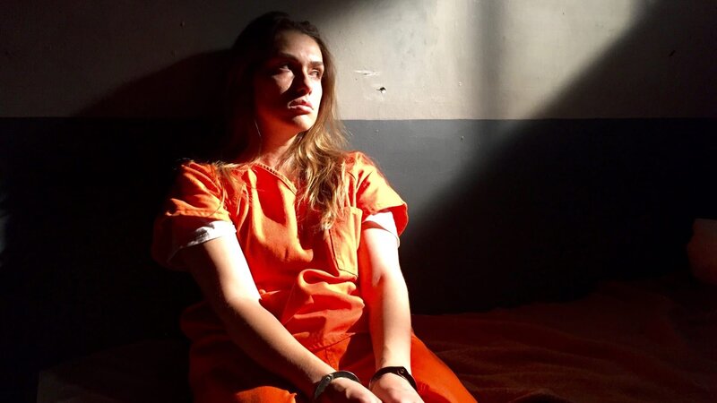 Shawna Nelson (Pamela Portnoy) sitzt mit Handschellen in einer Gefängniszelle. – Bild: Investigation Discovery/​Ashley C