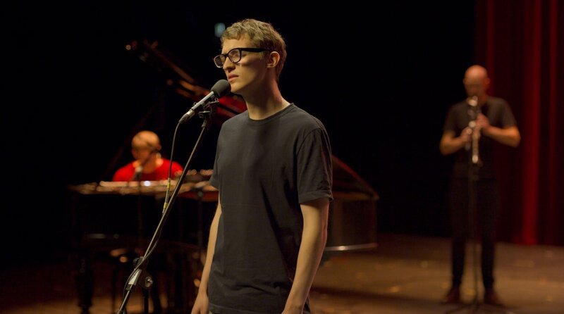 Jon (Aliocha Schneider) singt ein Lied. – Bild: WDR/Faktura Film GmbH Jon (Aliocha Schneider) singt ein Lied. – Bild: WDR/Faktura Film GmbH