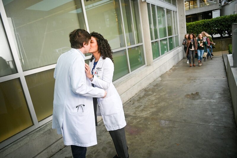 L-R: Dr. Shaun Murphy (Freddie Highmore) and Dr. Carly Lever (Jasika Nicole) – Bild: ORF/​Sony Pictures/​ABC/​Liane Hentscher