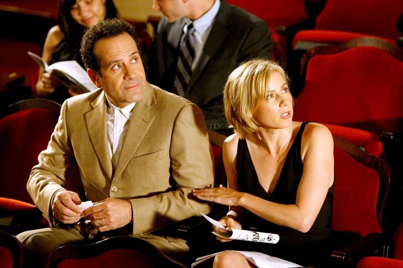 L-R: Adrian Monk (Tony Shalhoub), Natalie Teeger (Traylor Howard) – Bild: ORF/Universal/Hopper Stone L-R: Adrian Monk (Tony Shalhoub), Natalie Teeger (Traylor Howard) – Bild: ORF/Universal/Hopper Stone