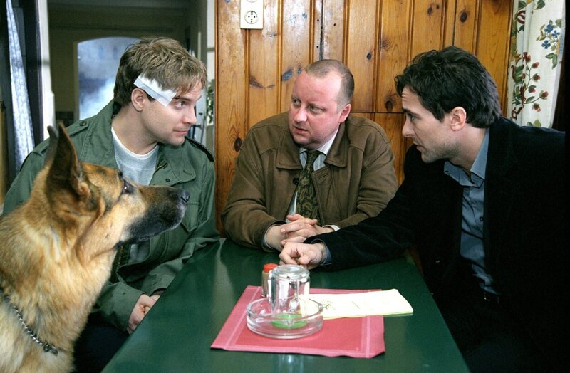 „Kommissar Rex“, „Ein Mann ohne Gedächtnis.“ Dr. Graf wird in einem Heurigenlokal – in seiner spärlichen Freizeit und etwas angeheitert – Zeuge eines Mordanschlages. Aus einem Hinterhalt schießt ein Mann mit Zielfernrohr auf einen jungen Lokalgast, der zwar überlebt, dabei aber durch den Streifschuss am Kopf sein Gedächtnis verliert. Marc und Kunz gelingt es zunächst die Identität des Opfers zu klären. Der Mann heißt Jan Kobera. Langsam scheint auch sein Erinnerungsvermögen wieder zurückzukehren. Doch dann schleicht er sich in einem unbeobachteten Moment aus dem Spital und irrt suchend durch Wien. Rex jedoch beschützt ihn auf seiner Odyssee, aber auch der Mann, der auf Kobera geschossen hat, folgt den beiden.Im Bild (v.li.): Janek Rieke (Kobera), Martin Weinek (Fritz Kunz), Alexander Pschill (Marc Hoffmann). – Bild: ORF/​DOHR/​Ali Schafler