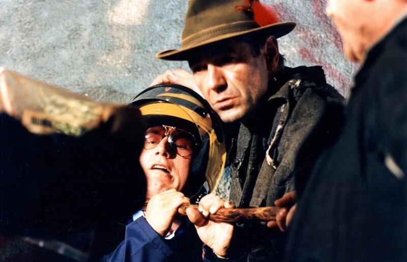 v.li.: Briefträger Zapletal (Roland Düringer), Thief (Willi Resetarits). – Bild: ORF/Fernsehfilmproduktion Scheiderbauer v.li.: Briefträger Zapletal (Roland Düringer), Thief (Willi Resetarits). – Bild: ORF/Fernsehfilmproduktion Scheiderbauer