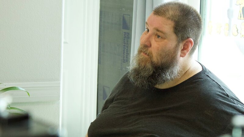 Mark sitting in the kitchen – Bild: TLC /​ Discover Images. /​ Warner Bros. Discovery, Inc. or its subsidiaries and affiliates. All rights reserved.