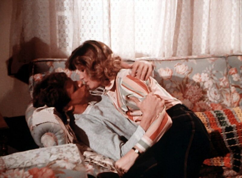 Während Mary Ellen (Judy Norton-Taylor, r.) sich um den verletzten Jonesy (Richard Gilliland, l.) kümmern will, versucht er, sie zu küssen. – Bild: WARNER BROS. INTERNATIONAL TELEVISION