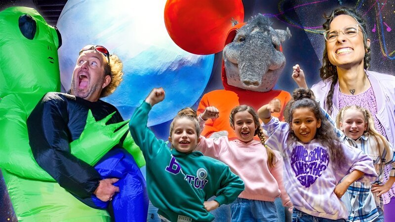 Tom sorgt für Ärger im Naturkundemuseum. Können die TanzAlarm-Kids mit Sängerin Sukini die Lage retten? – Bild: KiKA/​ZDF/​Ron Bergmann