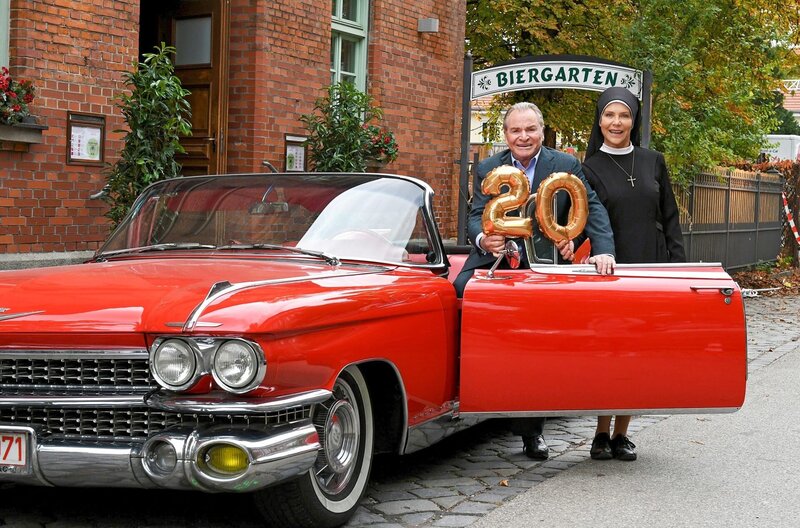Das Kloster Kaltenthal bleibt nicht vom Wettstreit zwischen Bürgermeister Wöller (Fritz Wepper, l.) und Schwester Hanna (Janina Hartwig, r.) verschont. – Bild: ORF/​Beta Film/​ARD/​Barbara Bauriedl