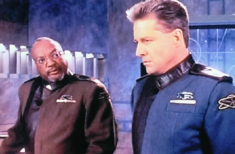 General Franklin (Paul Winfield, l.) arbeitet gemeinsam mit Captain Sheridan (Bruce Boxleitner, r.) am Angriffsplan. – Bild: Tele 5