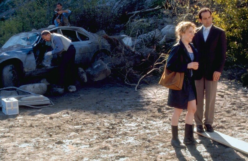 An der Unfallstelle angekommen, kommt Monk (Tony Shalhoub) ins Grübeln. Bei dem scheinbar so eindeutigen Unfall gibt es einige Merkwürdigkeiten. Mit Hilfe seiner Betreuerin Sharona (Bitty Schram) gelingt es ihm, Stück für Stück die Wahrheit zu enträtseln. – Bild: Super RTL